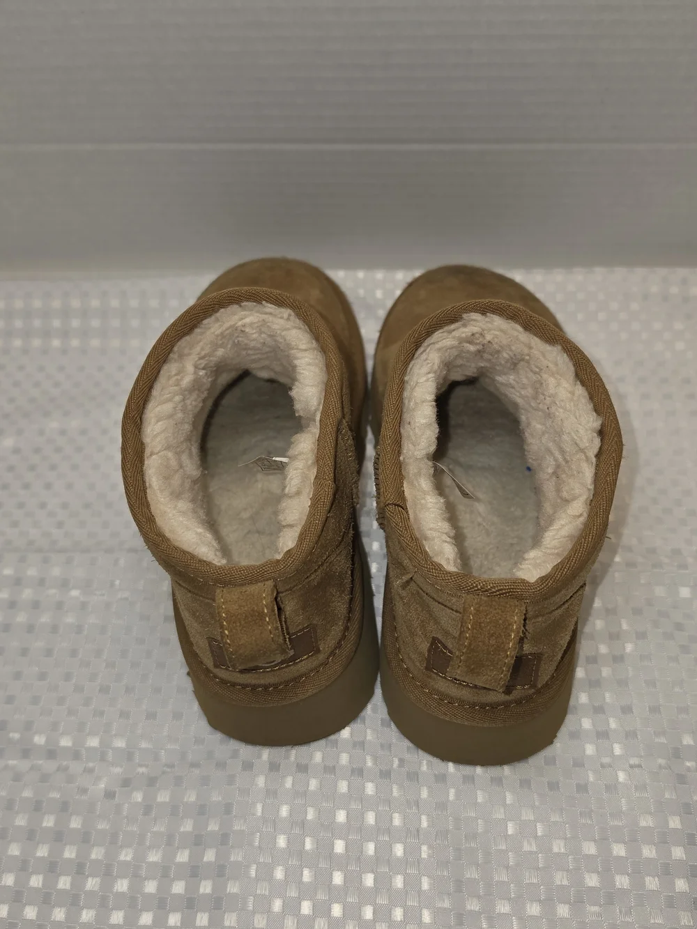 UGG kids Classic Mini Boots Chestnut Brown Size 3